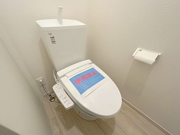 【【温水洗浄便座】】メーカーによってはウォシュレット・シャワートイレともいいますね♪魅力は清潔な状態をキープする事が出来、冬になると便座が冷たいなんて思いもしなくてすみます!!