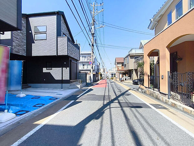 【前面道路】前面道路は6mの幅広な道路です。入出庫の際もらくらくです。