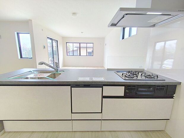 【キッチン】キッチンからリビング全体を見渡せるので、小さなお子様がいらしても様子を見ながら家事ができますね