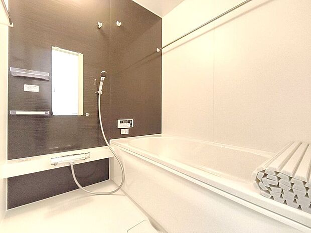 【浴室】一日の疲れを癒すための心地よい浴室はゆとりあるサイズを採用。浴室乾燥機付き!汚れにくくお手入れしやすい浴室です。