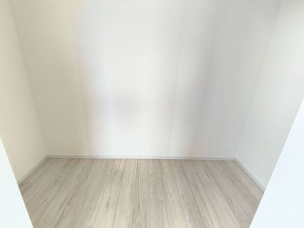 【【ウォークインクローゼット】】嬉しい大型収納は衣替え不要ですぐに使え、片付け上手に!