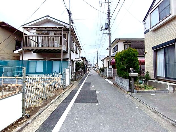 【前面道路含む外観】小学校まで徒歩5分ほど。お子様の負担も少なく、安心して通学できますね。