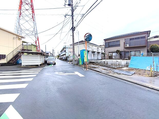【前面道路含む現地写真】日当たりや風通しが良好な角地の物件です。