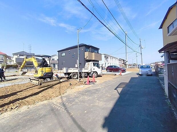 【前面道路】前面道路は車通りも少なく、お子さまのいるご家庭でも安心ですね。