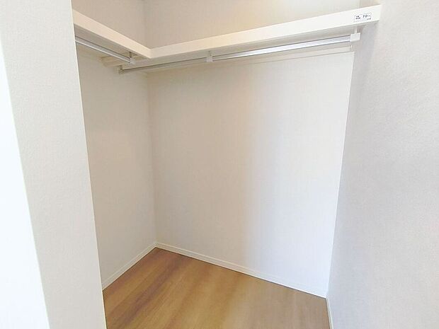 【【ウォークインクローゼット】】嬉しい大型収納は衣替え不要ですぐに使え、片付け上手に!