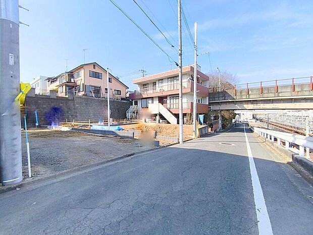 【前面道路】前面道路は車通りも少なく、お子さまのいるご家庭でも安心ですね。