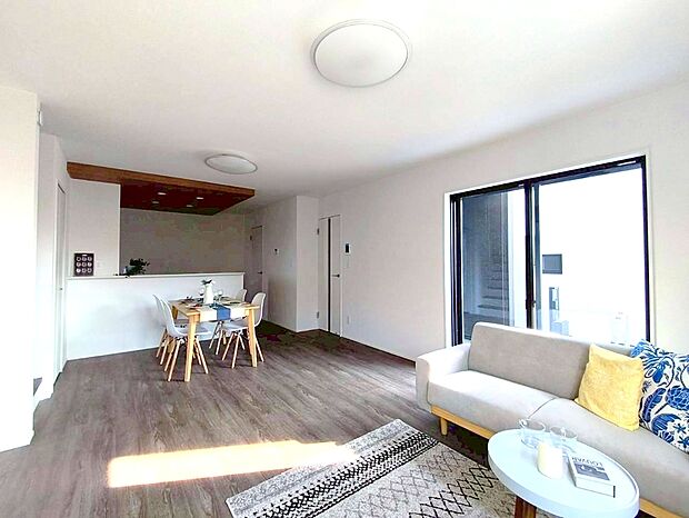 【リビング】家族が集うLDKは、キッチン・ダイニング・リビングが一つの空間になった間取り。大きな窓から明るさを確保。奥様に嬉しいキッチンからLDを見渡せます。