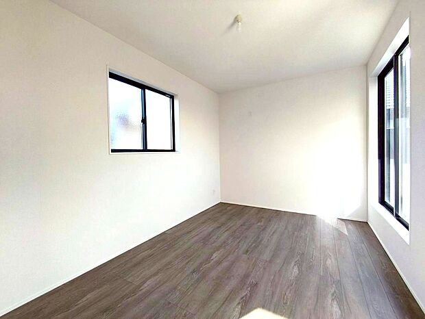 【居室】全居室、窓と収納がついているプライベートルーム。外からの光が入ることで日中は照明いらず。窓を開ければ爽やかな風が住まいを通り抜けます。