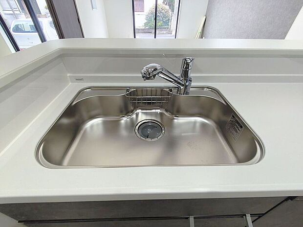 【浄水機能付き蛇口】浄水器をスリムに内蔵したハンドシャワー式の水栓金具です。いつでもおいしい水をいつでも手軽に使えます