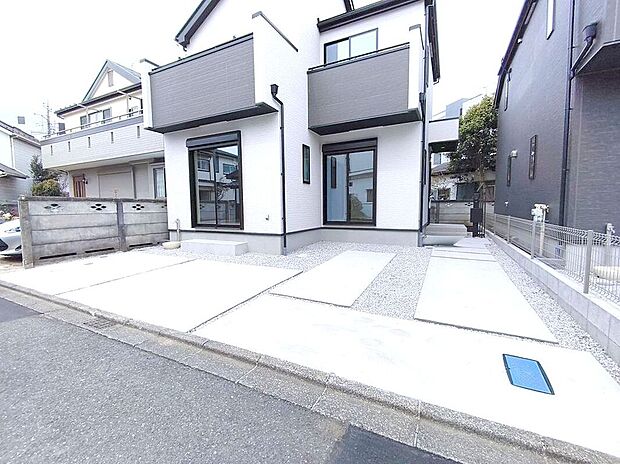 【駐車場】2台停めることができる広々としたカースペースが嬉しいですね。