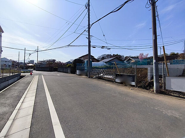 【前面道路含む外観】緑豊かで閑静な住宅街は子育てにはピッタリです。