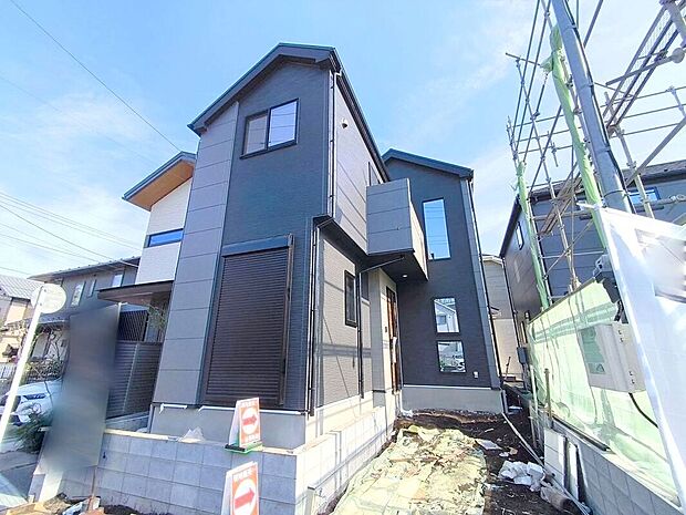 【現地外観】風通しや採光にも気を配った設計のお家は、快適な住環境をお約束します。
1号棟外観