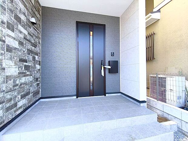 【玄関】お家に出会う人々を出迎える玄関だからこそ、広々清潔感あふれる空間にしたいもの。採光にも配慮されていますので。、毎日明るい空間をキープします。