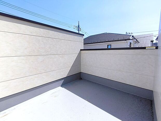 【バルコニー】お洗濯ものや布団を干したりするのに十分なスペースを取ったバルコニーは大変便利です。