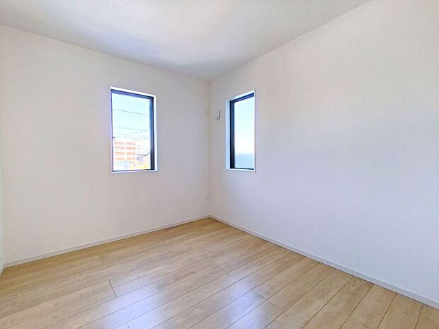 【居室】各居室は日光を取り入れるよう2面に窓に配慮しました。室内はいつも明るい印象なので気持ちの良い朝を迎えられます。毎日の生活も明るくなりそう