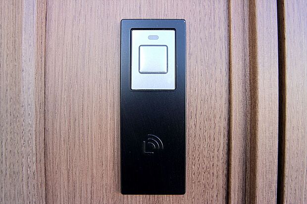 【【カードキー】】暗がりで鍵穴を探すこともなく、細かい作業が難しい子どもや高齢者でも簡単に解錠可能のカードキーを採用。お子様を抱いていたり、両手が買い物袋でふさがっていることが多いお母さんに