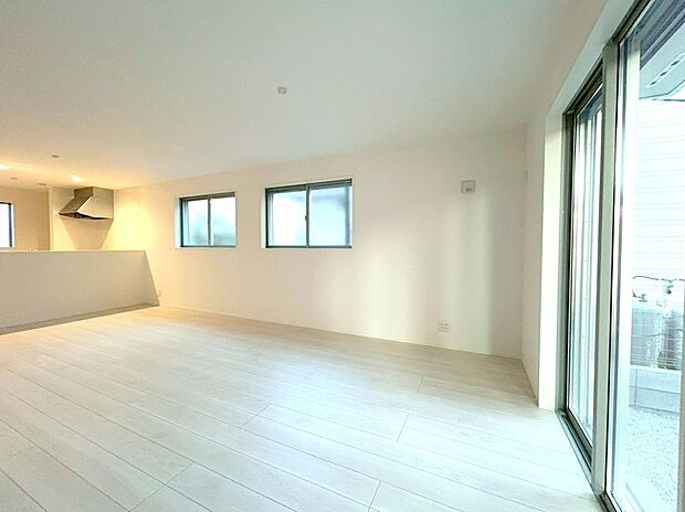 【リビング】オープンでのびやかな空間を生み出すこだわりの「広がり」と「ゆとり」。家族と過ごす時間を大切にした住空間。毎日の家族とコミュニケーションがとれる家族思いの間取りを作りました。