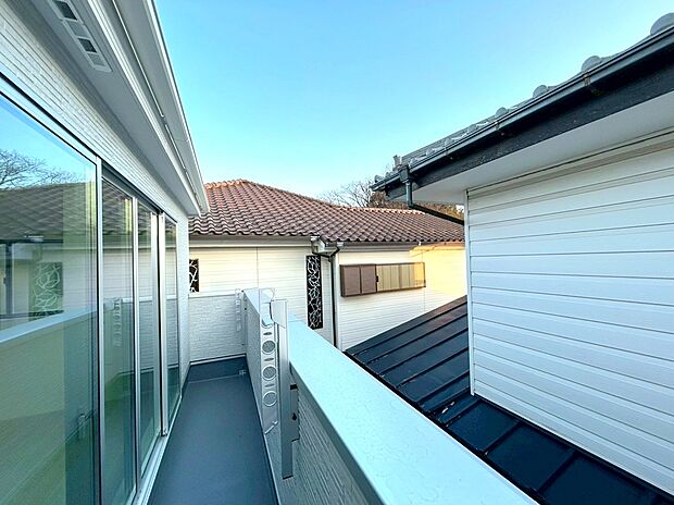 【バルコニー】たっぷりの陽光と心地よい風が舞い込むバルコニー。たくさんのお洗濯物も一気に片付きます!