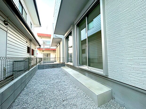 【庭】お庭のスペースもしっかりと確保。お花を植えれば明るいお庭になりますね。