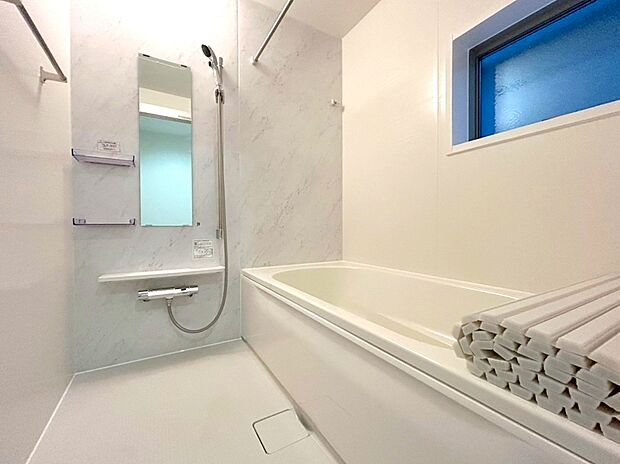 【浴室】浴室はゆったりサイズの一坪タイプ。のんびりとリラックスしていただけます。洗い場の床は、乾きやすく滑りにくい素材を使用。