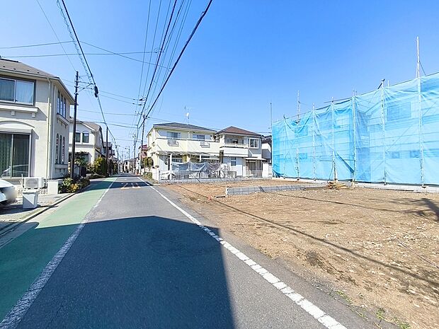 【前面道路】1.2号棟の前面道路は約4mの道路です。