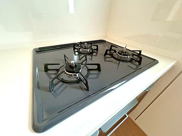 【【3口コンロ】】 凹凸が少ないフラットトップコンロ。お掃除もラクラクです。