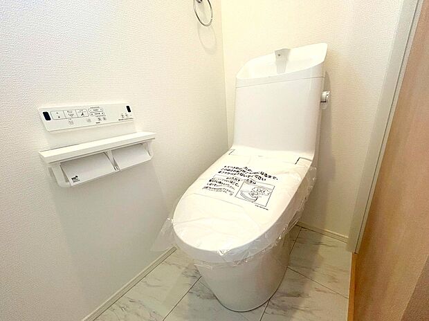 【【温水洗浄便座】】トイレは清潔感のあるオフホワイト♪ 毎日使う場所だからこそお手入れも楽々にできる機能が搭載。汚れが付着しにくい便器でお掃除も楽々。