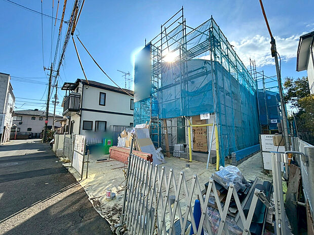 【現地写真】シンプルモダンな外観が特徴。閑静な住宅街に位置する邸宅です。前面道路は車通りが少なく、子育てにも安心！