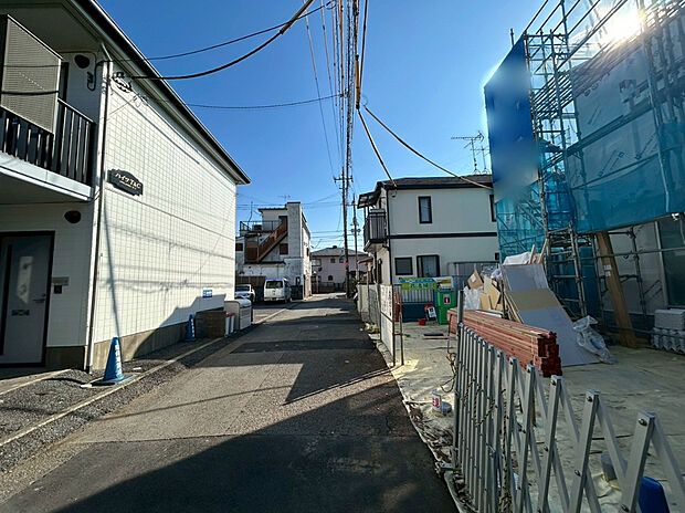 【前面道路】シンプルモダンな外観が特徴。閑静な住宅街に位置する邸宅です。前面道路は車通りが少なく、子育てにも安心！