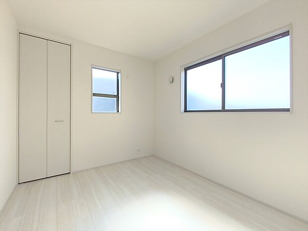 【居室】明るく開放感のある洋室。昼間は豊かな陽光が心地よく、夜はゆったりと落ち着いた空間に。