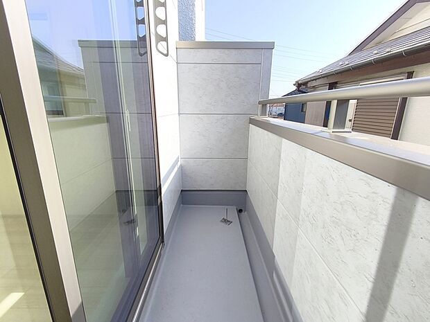 【バルコニー】たっぷりの陽光と心地よい風が舞い込むバルコニー。たくさんのお洗濯物も一気に片付きます!