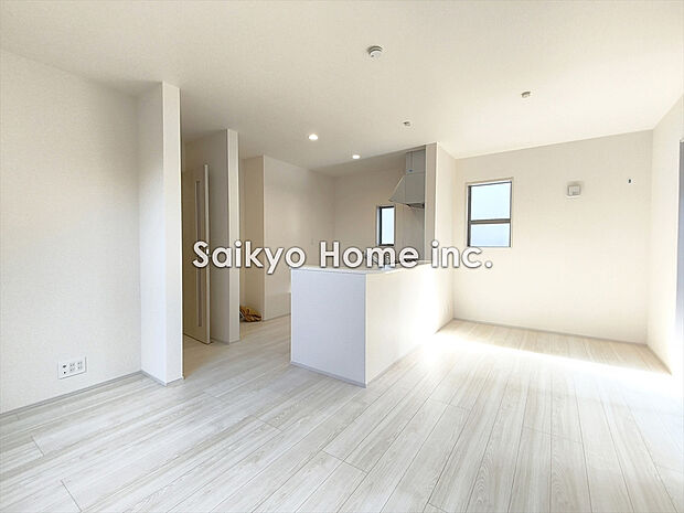 【リビング】陽光ふりそそぐ明るいリビング。対面式キッチンは、家事をしながら家族の様子が一目でわかる安心&便利設備