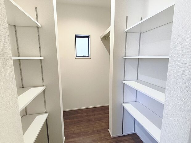 【【ファミリークローク】】家族分の季節ものの上着やシューズなどのが収納できるファミリークローク。