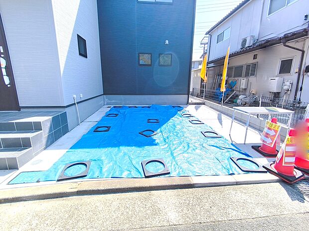 【駐車場】カースペースはコンクリート仕上げ。雨の日も足元は気になりません!