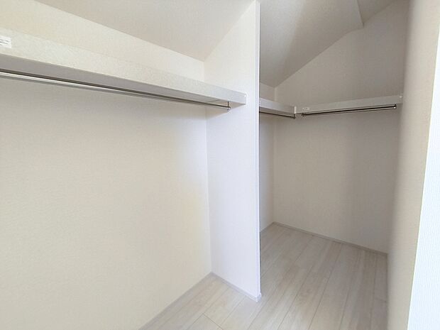 【ウォークインクローゼット】嬉しい大型収納は衣替え不要ですぐに使え、片付け上手に!