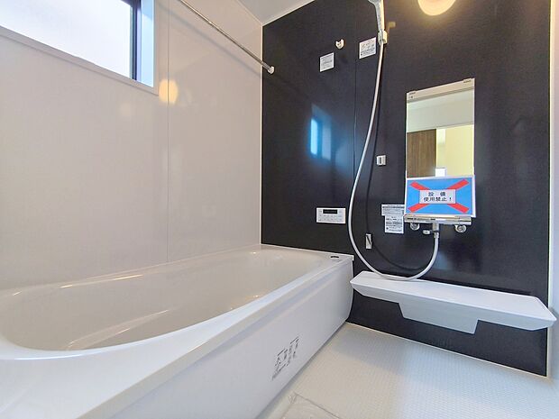 【浴室】ゆったりと足を伸ばせる一坪タイプの浴室です。浴室換気乾燥機付きですので、カビの発生も抑制出来ます。
