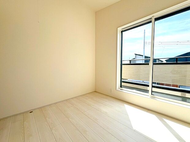 【居室】お陽さまの光、爽やかな風をたっぷり取り込めます。室内はいつも明るい印象なので気持ちの良い朝を迎えられます。毎日の生活も明るくなりそう