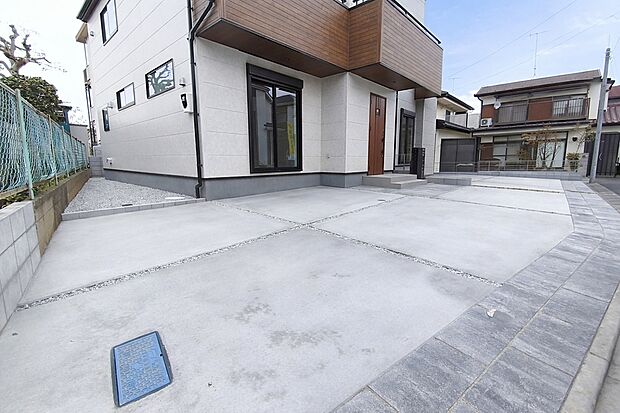 【駐車場】車種により3台停めることができる広々としたカースペースが嬉しいですね。