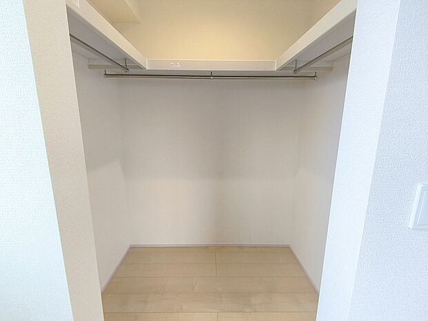 【【ウォークインクローゼット】】嬉しい大型収納は衣替え不要ですぐに使え、片付け上手に！