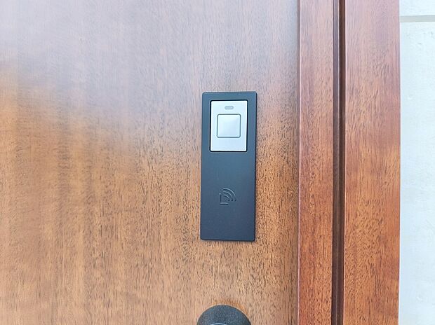 【【玄関カードキー】】ボタンを押して、カードキーやタグキーを“かざす”だけで施解錠！荷物を抱えながら、「カギはどこにしまったのかしら」そんな面倒がなくなります。
