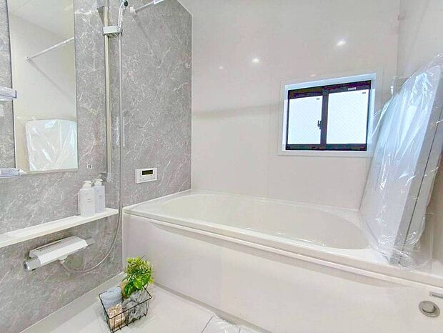 【浴室】ゆったりと足を伸ばせる一坪タイプの浴室です。浴室換気乾燥機付きですので、カビの発生も抑制出来ます。