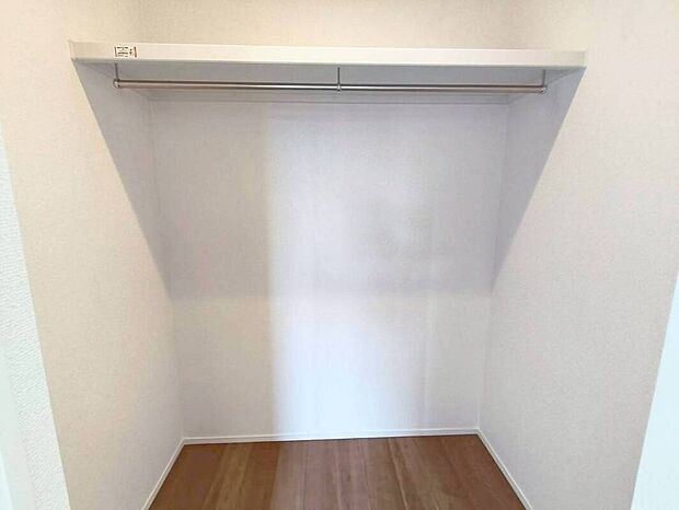 【【ウォークインクロゼット】】ひと目で収納物を確認できるウォークインクロゼットは、ゆとりの広さを備えた大型収納。数多くの衣類に加え、足元には引出しや衣装箱、シューズボックスなども収納することができます。
