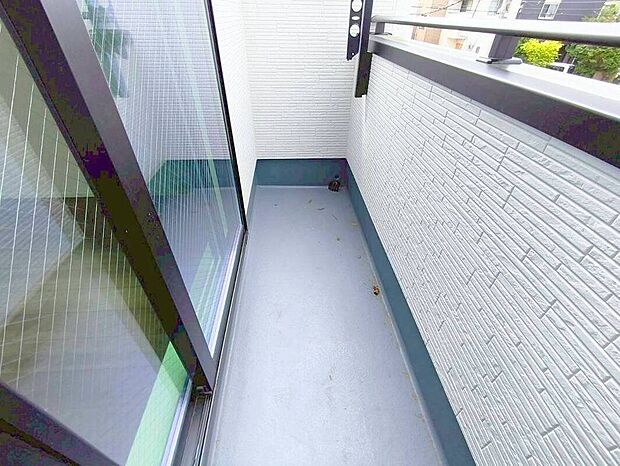 【バルコニー】陽当りの良いバルコニー。心地よい風が吹き込み洗濯物だけでなく、お布団もふっかふかです。