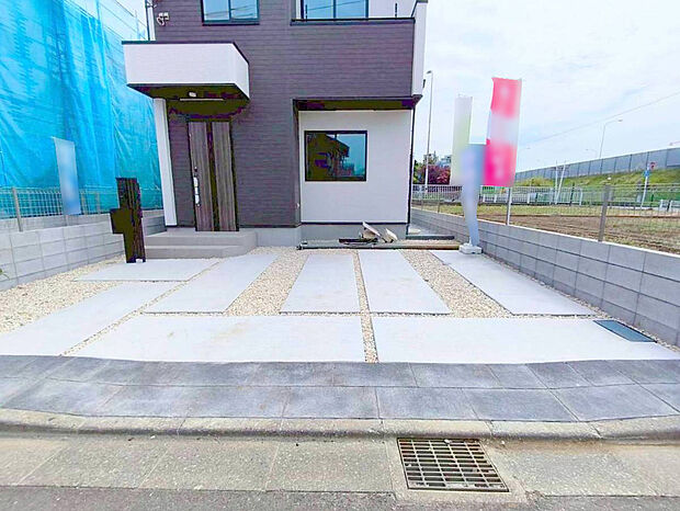 【駐車場】カースペースは2台可。子育て世代や車2台を条件にお探しの方には必見です！