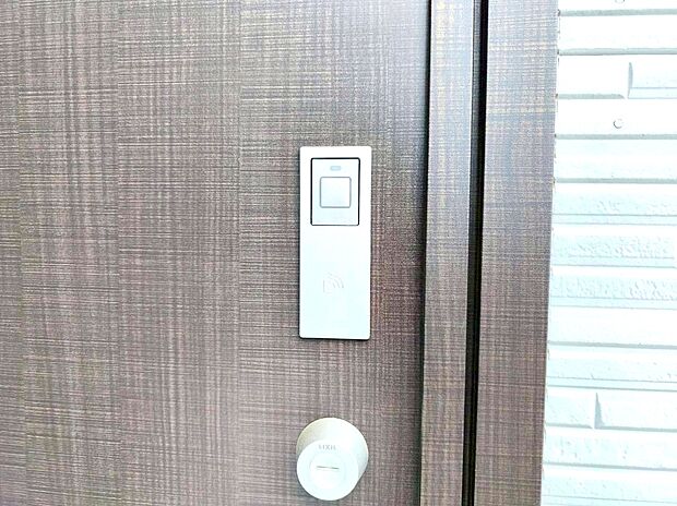 【【玄関カードキー】】ボタンを押して、カードキーやタグキーを“かざす”だけで施解錠！荷物を抱えながら、「カギはどこにしまったのかしら」そんな面倒がなくなります。
