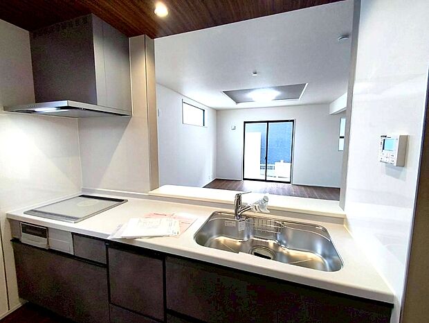 【キッチン】高級感漂うシステムキッチン。収納力豊富で見せるキッチンの実現が可能に。いつもキレイにしておきたくなるキッチンです。