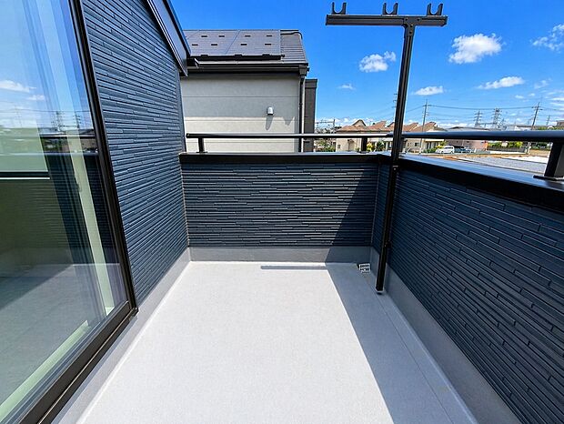 【バルコニー】たっぷりの陽光と心地よい風が舞い込むバルコニー。たくさんのお洗濯物も一気に片付きます！