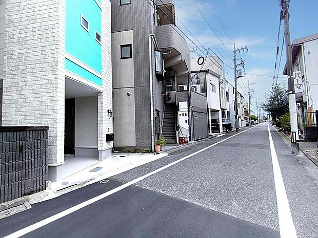 【前面道路含む現地写真】周囲にはスーパーをはじめとした買い物施設も揃っています。住みやすさと利便性を兼ね備えた環境です。