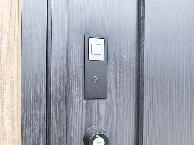 【【カードキー】】暗がりで鍵穴を探すこともなく、細かい作業が難しい子どもや高齢者でも簡単に解錠可能のカードキーを採用。お子様を抱いていたり、両手が買い物袋でふさがっていることが多いお母さんに