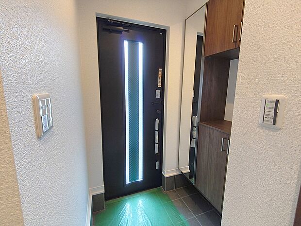 【玄関】お出かけ前の身だしなみチェックが出来る姿見鏡付の玄関収納。かさばる物も収納できる優れものです。